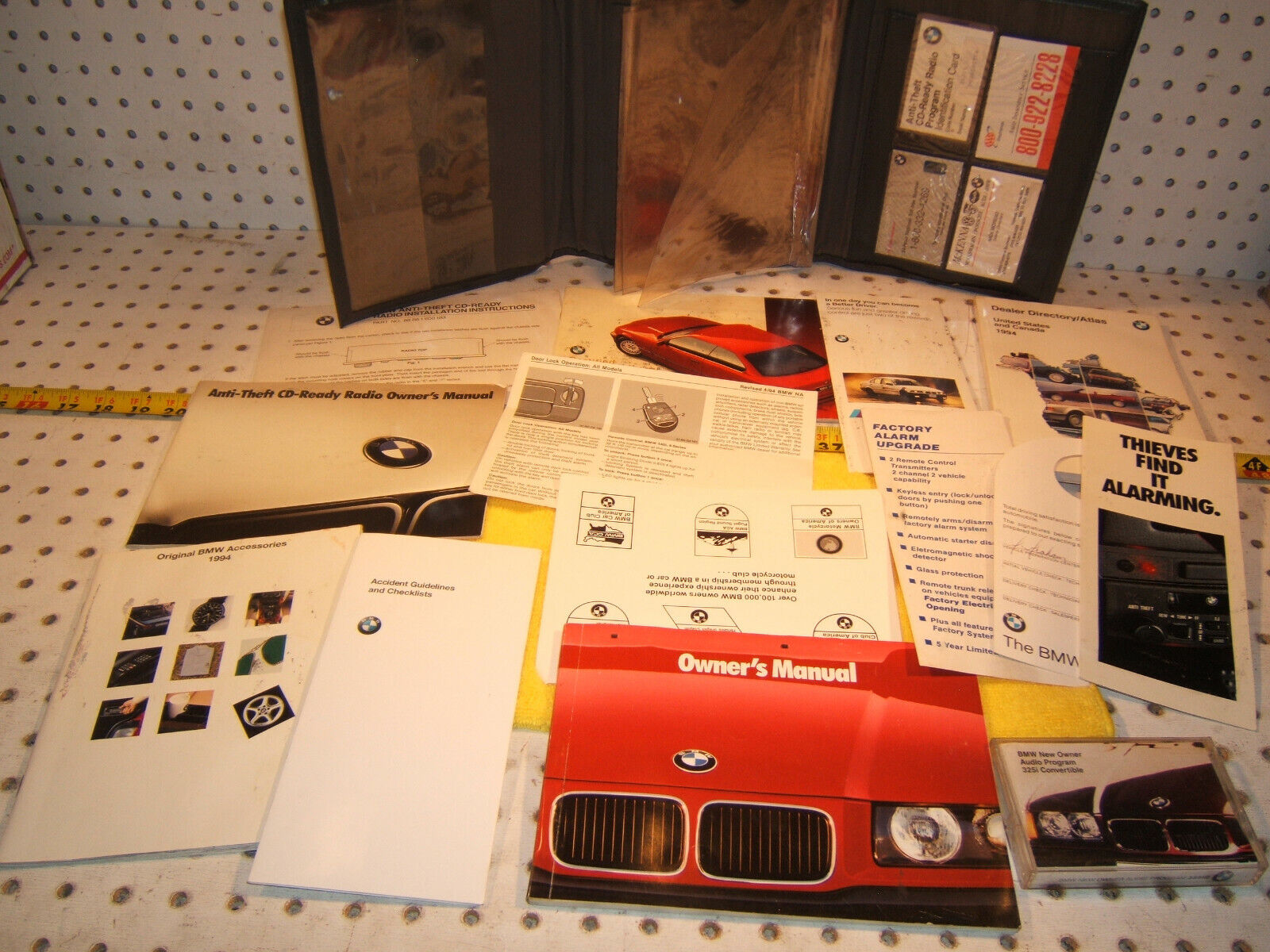 BMW 94 E36 318is Orginal Owner\'s 1 set  of 13 Manual/ Papers & BLACK BMW 1 Case